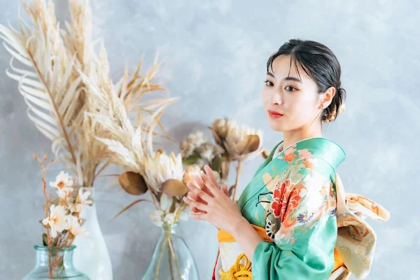 꽃 소재를 손에 들고 촬영용 어레인지먼트를 제작하는 손길